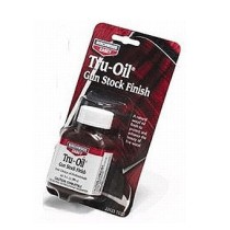 Applicazione della finitura professionale Tru-Oil sul legno di un calcio di fucile per restauro.